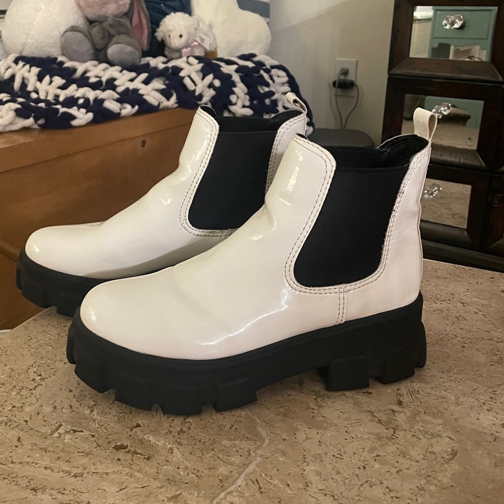 BOOTS - Picture 3 of 5